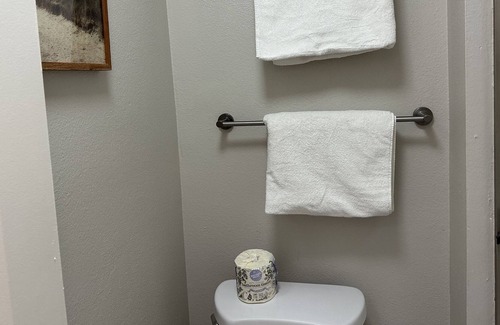 Calabasas Apartment | 15 minutes from Malibu beach, fits up to 4 ppl beautiful and cozy apartment