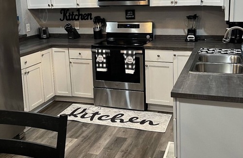 Kansas City House | 15 Minutes to Downtown KC - Modern 3 Bedroom Home