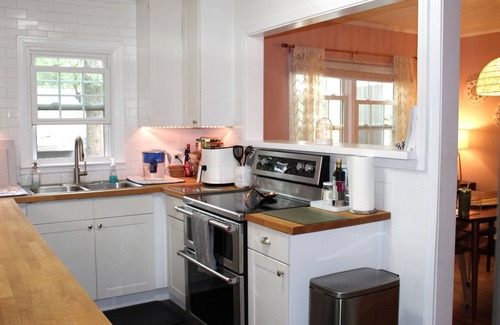 Belvedere Park House | 15 Minutes to Mercedes- Benz Stadium, Charming Sunroom, Pets Welcome, close to Food and Drinks