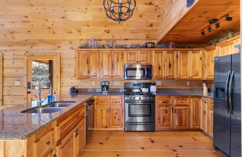 Morganton Cabin | 15% off Weekly Stays! Luxurious Large Blue Ridge Mtn. Cabin with Hot Tub!