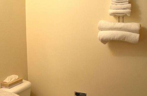 Columbia Falls Hotel | #15 ONE QUEEN BED with WiFi and AC in charming Columbia Falls, 20 mi from GNP!