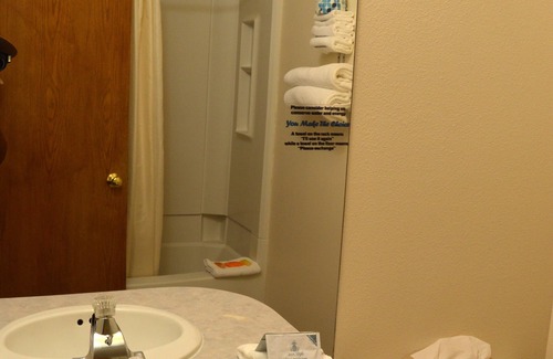 Columbia Falls Hotel | #15 ONE QUEEN BED with WiFi and AC in charming Columbia Falls, 20 mi from GNP!