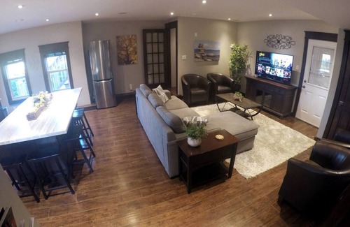 Perth South House | 1500 sf: 2 level, cozy, modern guest suite. private entry. close to amenities