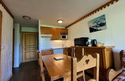 Les Menuires Apartment | 150m from shops, floor -3, balcony, tv, ski locker, 35m², Les Menuires