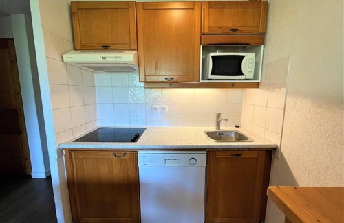 Les Menuires Apartment | 150m from shops, floor -3, balcony, tv, ski locker, 35m², Les Menuires