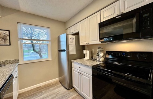 Middletown Condo | 1520 E Bonita · TWO Bedroom in Middletown w FREE Private Laundry