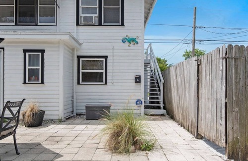 Old Southeast House | 158 1/2 D-Coastal Old SE Upstairs 2 Bedroom