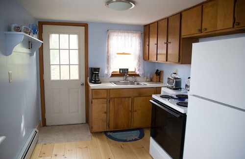 Old Orchard Beach Cottage | 15B Great Location! Walk to Beach/Pier in 5 min-Cottage Sleeps 6;12 w/front unit