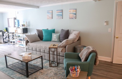 Weaverville Apartment | 15min from downtown. Perfect couples vacation, Porch, patio. Pet-friendly!