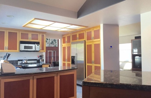 Tustin House | 15min to Disney, Ocean 20min, Pool, Pet Dog run, AC, Yard, Dbl Grge, 160mb+ Wifi