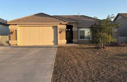 Bullhead City House | 15mins away from the Laughlin, NV Hotel strip and Lake Mohave with tons to do.
