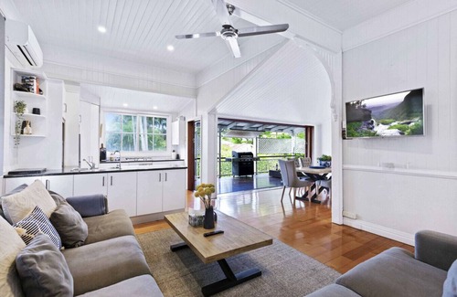 Wooloowin House | 15mins to City, Pool, Family Friendly by Custom Bnb Hosting
