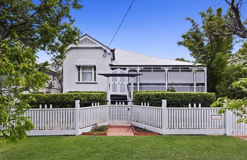 Wooloowin House | 15mins to City, Pool, Family Friendly by Custom Bnb Hosting