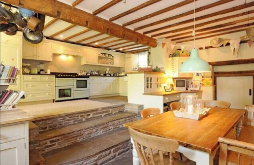 Llanfihangel Tal-y-llyn House | 15th Century 6-Bed Farmhouse, Sleeps 11, Pets Ok