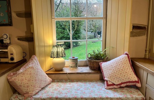 Llanfihangel Tal-y-llyn House | 15th Century 6-Bed Farmhouse, Sleeps 11, Pets Ok