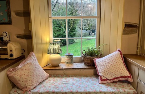 Llanfihangel Tal-y-llyn Cottage | 15th Century 6-bed Farmhouse, Sleeps 11, Pets Ok