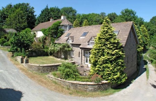 Llanfihangel Tal-y-llyn Cottage | 15th Century 6-bed Farmhouse, Sleeps 11, Pets Ok