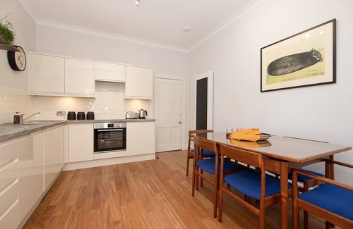 Warriston Cottage | 16/1 Eildon Street - an edinburgh that sleeps 4 guests in 2 bedrooms