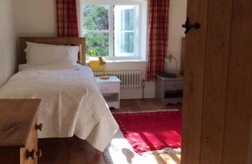 Glastonbury House | 16 Century Farmhouse Cottage, foothills of iconic Glastonbury Tor.