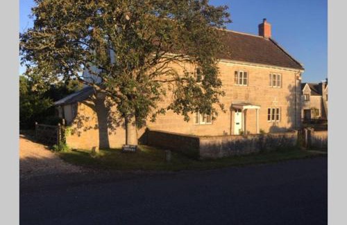 Glastonbury House | 16 Century Farmhouse Cottage, foothills of iconic Glastonbury Tor.