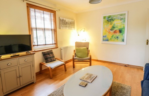 Uphall Cottage | 16 KNIGHTSRIDGE HOUSE in Livingston