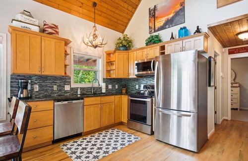 Weaverville House | 16 mi to DT, Hot Tub, Fire Pit, FP, Secluded