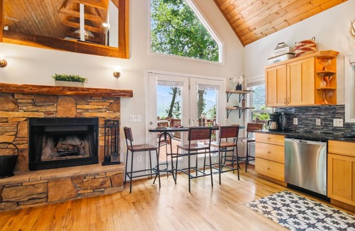 Weaverville House | 16 mi to DT, Hot Tub, Fire Pit, FP, Secluded