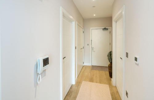 Waterloo Apartment | 16 minutes Walk To London Eye, Shard View and Balcony