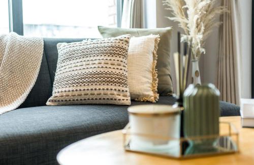 Waterloo Apartment | 16 minutes Walk To London Eye, Shard View and Balcony