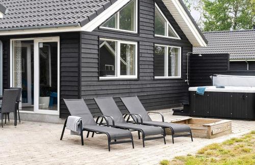 Bøtø By House | 16 person holiday home in Væggerløse