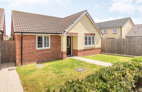 Evesham Cottage | 16 STEWART CLOSE, family friendly, with a garden in Evesham