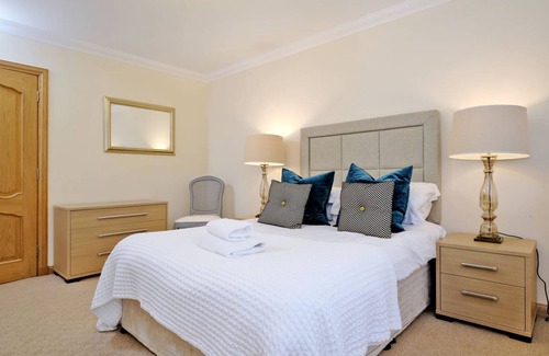 Cults Apartment | 163 m² Apartment ∙ 3 bedrooms ∙ 6 guests