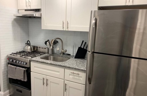 Industry Apartment | 1631 1F · Dazzling 3bed Apt/20 min to NYC-Parking Avail.