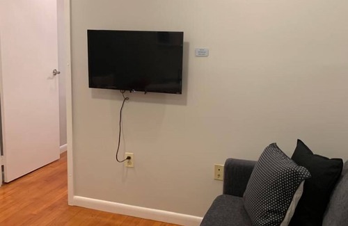 Industry Apartment | 1631 2C · Stupendous 1bed Apt./20 min to NYC-Parking Avail.