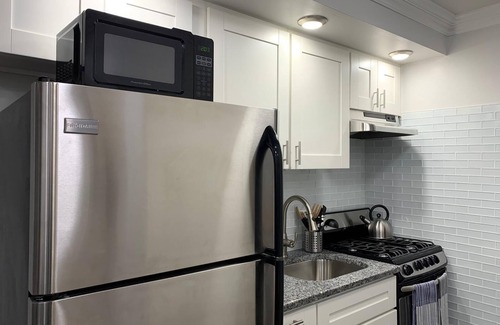 Industry Apartment | 1631 2G · Remarkable 2bed Apt.-20 min to NYC/Parking Avail.