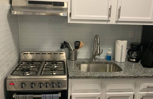 Industry Apartment | 1631 2H · Adorable 2bed Apt/20min to NYC-Parking Avail .