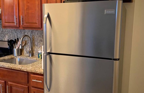 Industry Apartment | 1631 3B · Astonishing 2bed Apt-20 min to NYC/Parking Avail