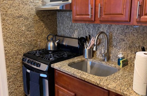 Industry Apartment | 1631 3B · Astonishing 2bed Apt-20 min to NYC/Parking Avail