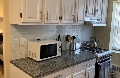 Industry Apartment | 1631 4B · Simply Perfect 2bed Apt-20 min to NYC/Parking Avai