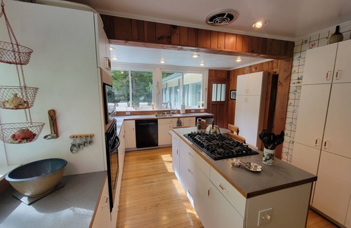 Franklin House | 1660 Guest House; Waterfall, Creek, Large Deck, Fire Ring