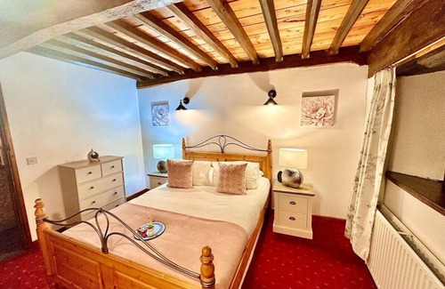Usk Other | 16th Cent,6 bed house,15 People