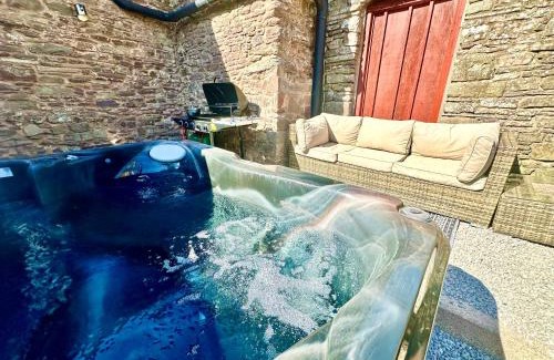 Usk House | 16th Century Farm House,6 Beds,5 BATHROOMS,SLEEPS 15,BBQ,HOT TUB,CINEMA ROOM WITH SURROUND SOUND,With Cymru Holidays