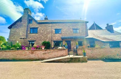 Usk House | 16th Century Farm House,6 Beds,5 BATHROOMS,SLEEPS 15,BBQ,HOT TUB,CINEMA ROOM WITH SURROUND SOUND,With Cymru Holidays