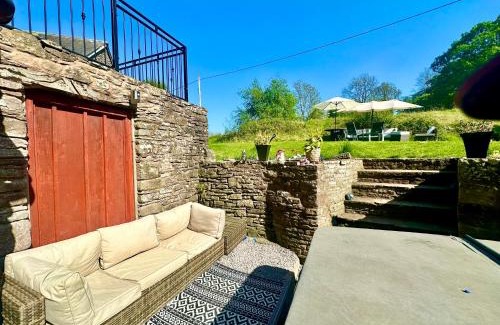 Usk House | 16th Century Farm House,6 Beds,5 BATHROOMS,SLEEPS 15,BBQ,HOT TUB,CINEMA ROOM WITH SURROUND SOUND,With Cymru Holidays