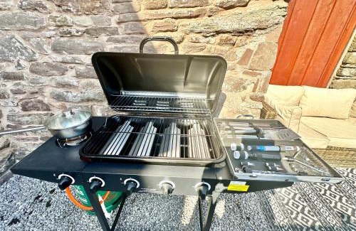 Usk House | 16th Century Farm House,6 Beds,5 BATHROOMS,SLEEPS 15,BBQ,HOT TUB,CINEMA ROOM WITH SURROUND SOUND,With Cymru Holidays