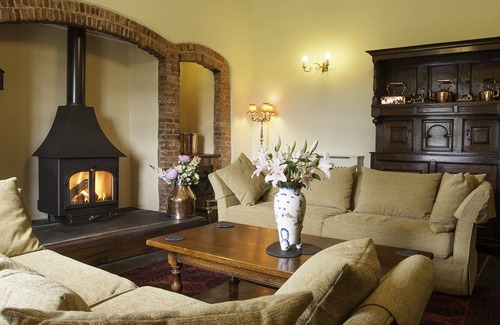 Saint Asaph Other | 16th Century historical farmhouse, Sleeps 6 in 3 bedrooms, oak panelled lounge