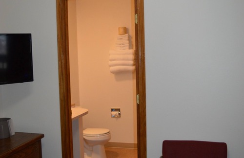 Columbia Falls Hotel | #17 3 BEDS at hotel in awesome Columbia Falls with WiFi, AC 20 mi from GNP!