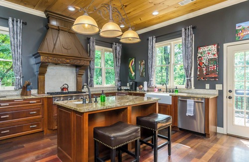 Dahlonega House | 17 Acres - Pickleball - Trampoline/Fireman's Pole/Hot Tub!