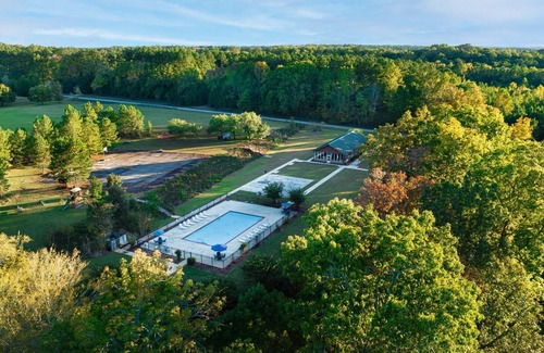 White Plains Cabin | 17 Bedroom Lodge Perfect for Retreats, Reunions, or just a Big Family Vacation!