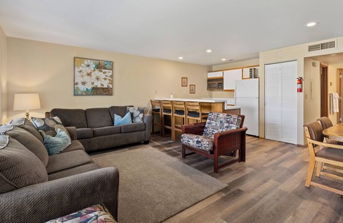 Quincy Condo | #17-Condo near large pool & shuttle to Gorge Amp-book separately